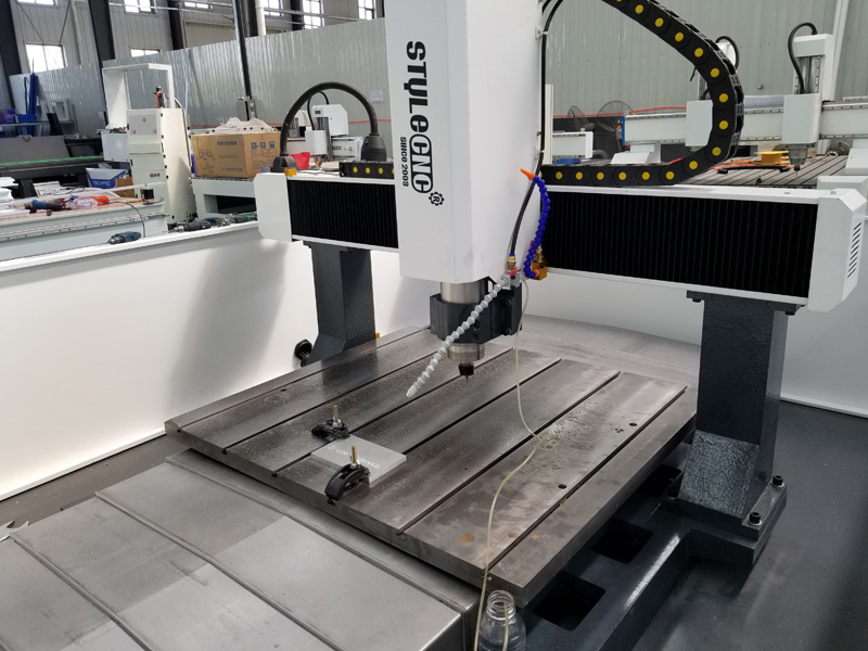 小型數(shù)控銑床，用于金屬銑削、雕刻和鉆孔