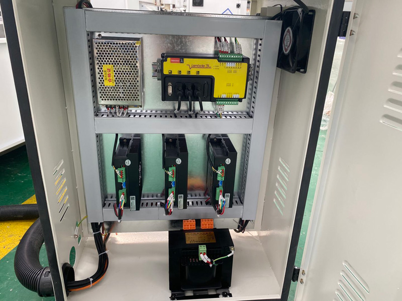 小型數(shù)控銑床，用于金屬銑削、雕刻和鉆孔