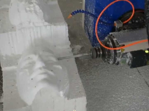 用于泡沫銑削的大幅面五軸數(shù)控銑床 用于泡沫銑削的大幅面五軸數(shù)控銑床