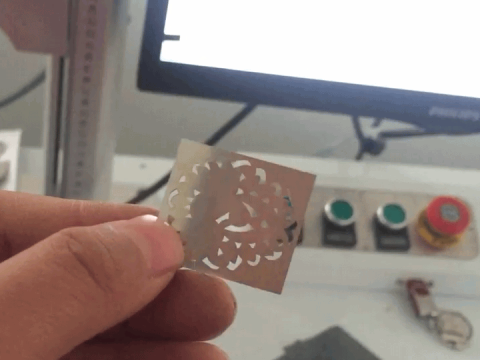 30W 光纖激光打標(biāo)機(jī) 0.5mm 長條切割 30W 光纖激光打標(biāo)機(jī) 0.5mm 長條切割