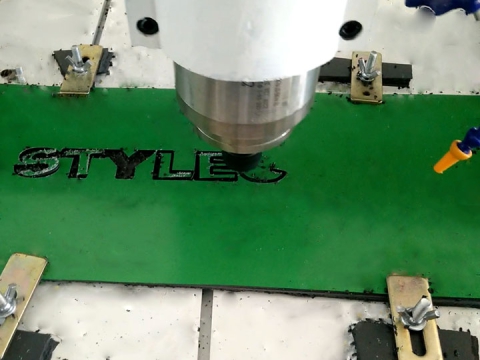 Small 小型數(shù)控銑床切割鋁板 Small 小型數(shù)控銑床切割鋁板