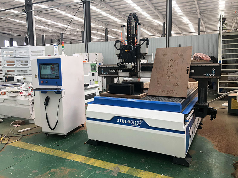 價格實惠的數(shù)控木工雕刻機，適用于門制作項目