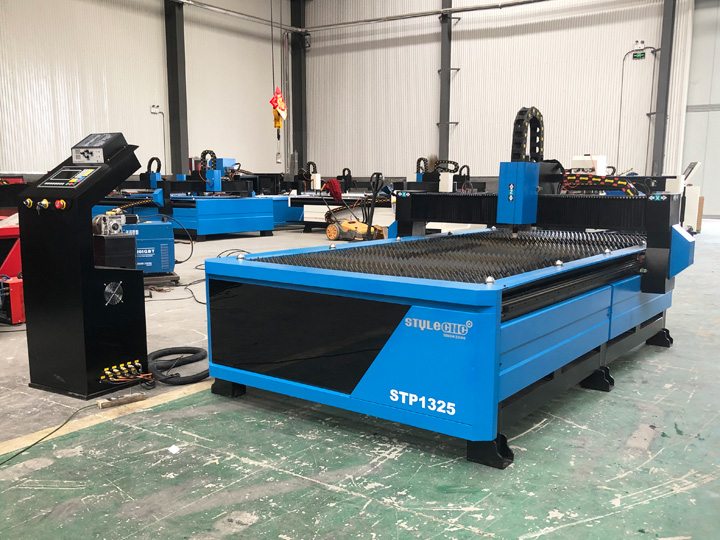 數(shù)控等離子切割機(jī)和用于定制金屬標(biāo)牌的數(shù)控等離子工作臺(tái)