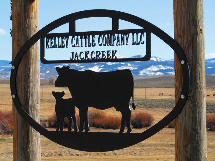 數(shù)控等離子工作臺(tái)，用于定制金屬標(biāo)牌項(xiàng)目