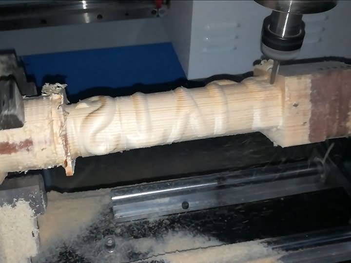 側(cè)面四軸旋轉(zhuǎn)數(shù)控雕刻機(jī)木質(zhì)樣品