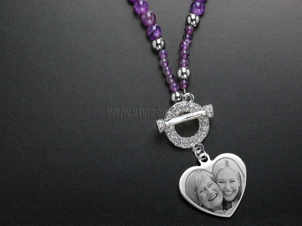 用于照片雕刻心形鳶尾花串珠項(xiàng)鏈的激光雕刻機(jī)