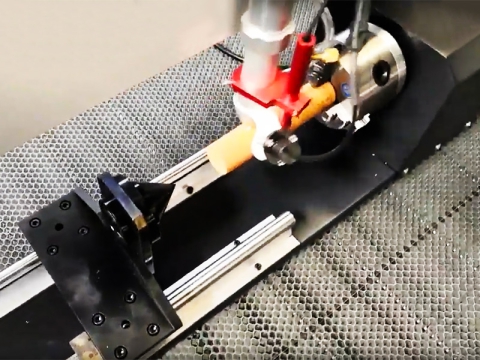 如何使用激光雕刻切割機的旋轉(zhuǎn)附件？