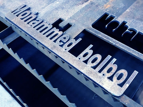 工業(yè)數(shù)控等離子切割工作臺，配備海寶等離子切割機