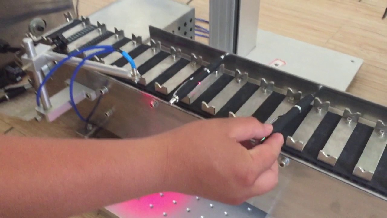 MOPA 激光打標(biāo)機(jī)帶傳送帶，用于筆雕刻